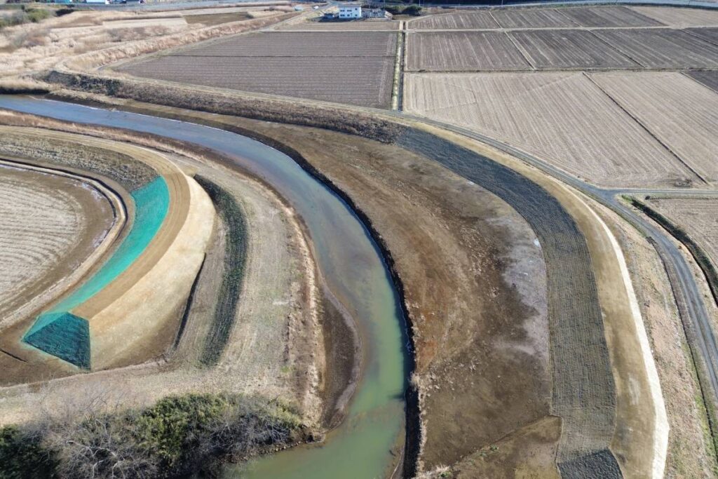 76-1 R6夏川築堤工事_river