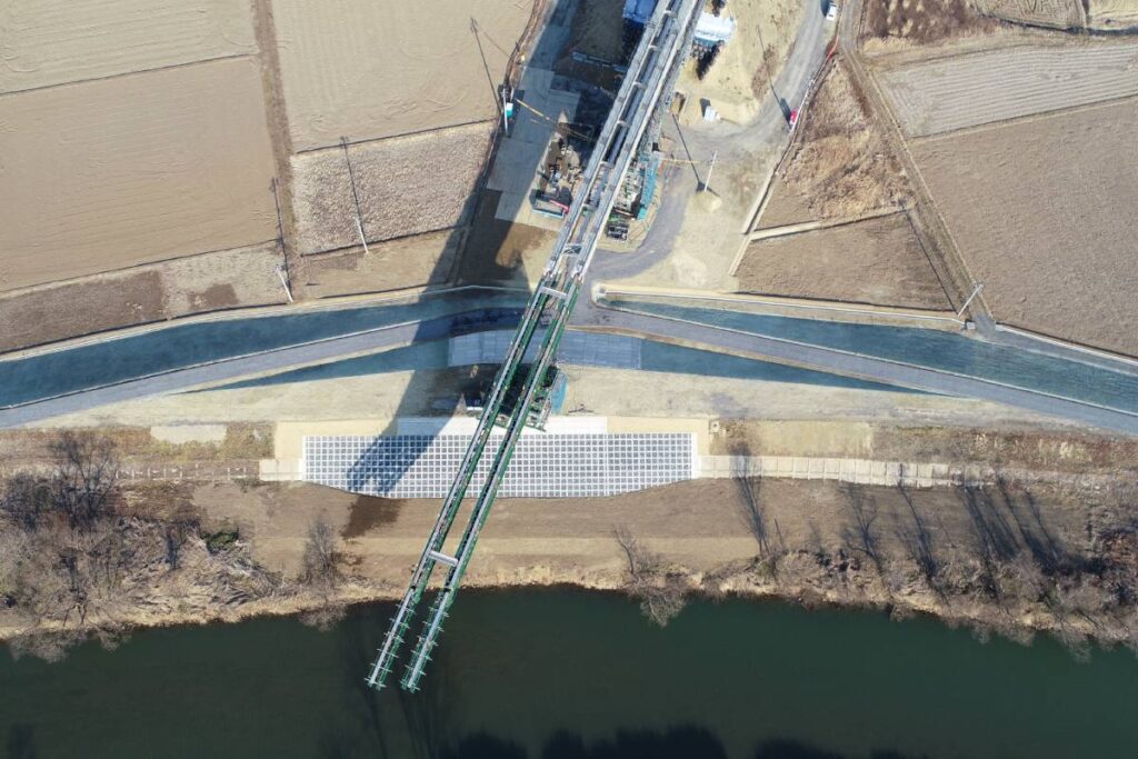 58-1 みやぎ県北高速幹線道路(Ⅲ)橋梁下部工(1号橋)その4工事_road
