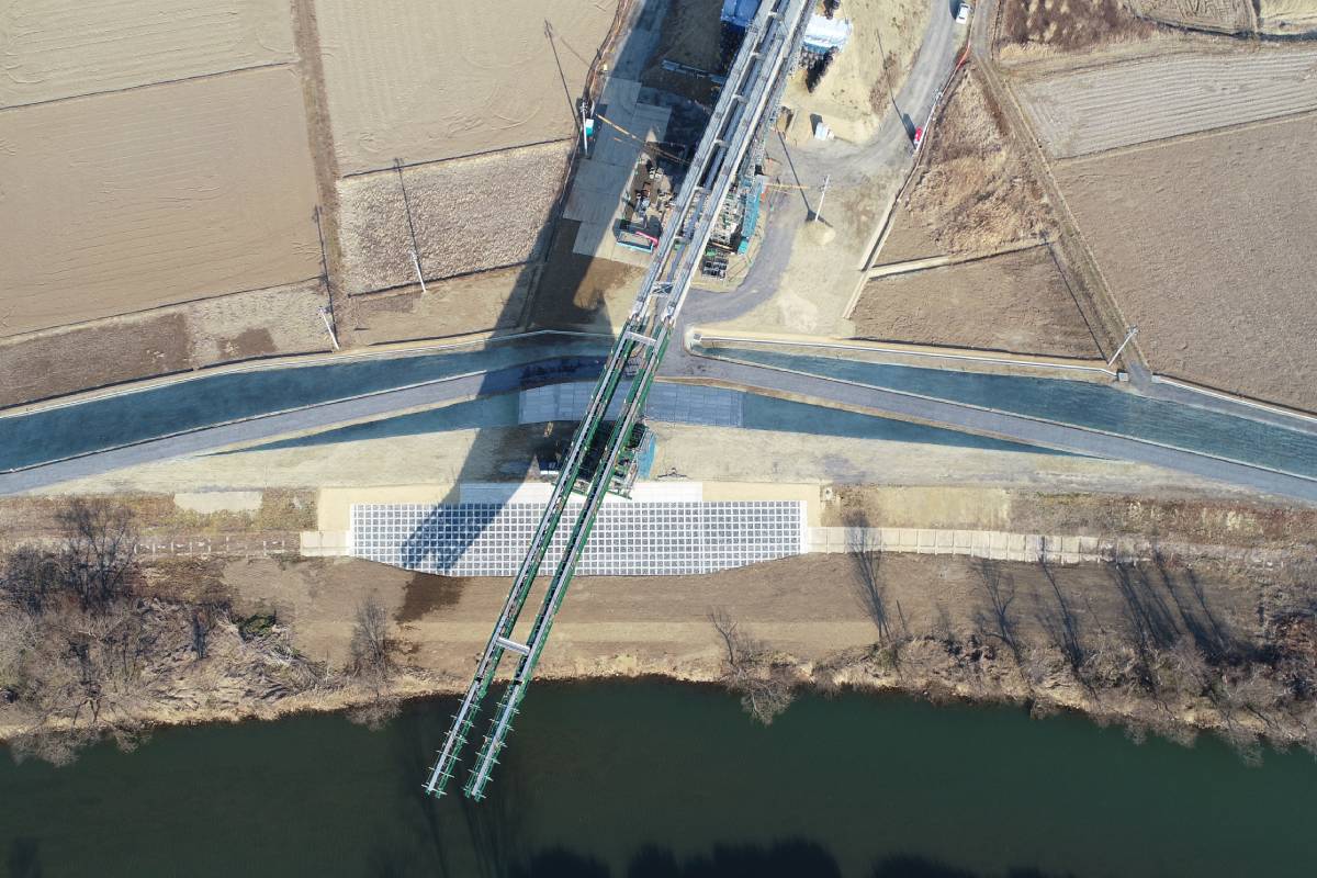 58-1 みやぎ県北高速幹線道路(Ⅲ)橋梁下部工(1号橋)その4工事_road