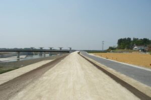 32 H20長沼ダム導水路築堤工事_river