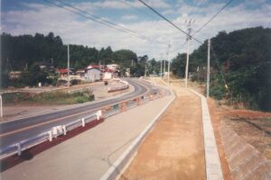 15 H12長根自歩道設置工事_road
