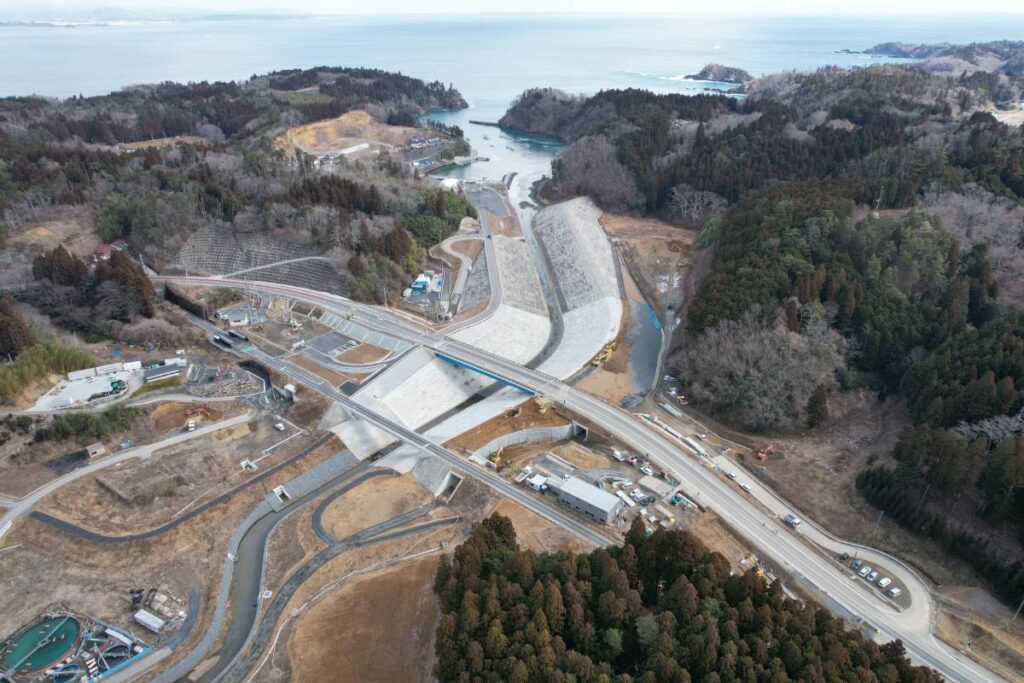 70-1 R2港川河川災害復旧工事(その7)_river